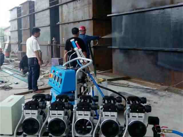 樓頂聚脲噴涂施工現(xiàn)場